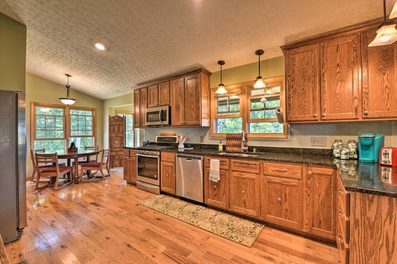 Charming Galax Retreat With Wraparound Deck! Villa Exterior photo